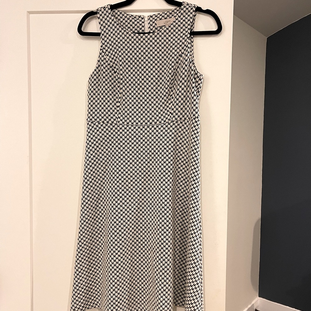 Like new Loft houndstooth black and white dress size s